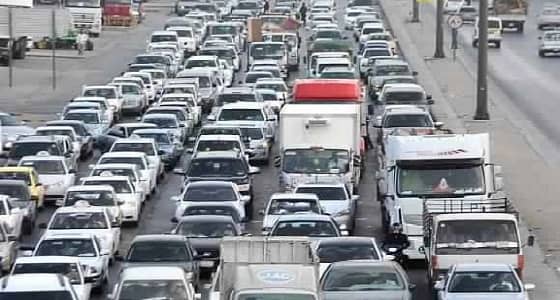 اصطدام شاحنة يؤدي لزحام مروري بالكيلو 8