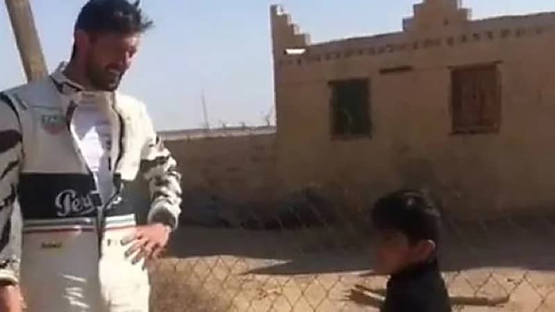 شاهد.. طفلان يحاوران فريق الرالي الفرنسي