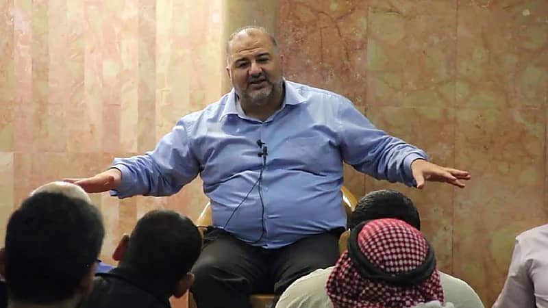 شاهد.. فلسطينيون يطردون نائبًا عربيًا تحالف مع نتنياهو