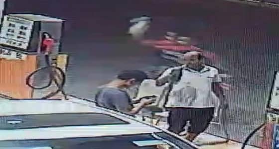 قائد " دباب " يصيب عامل بحجر لرفضه تعبئة البنزين
