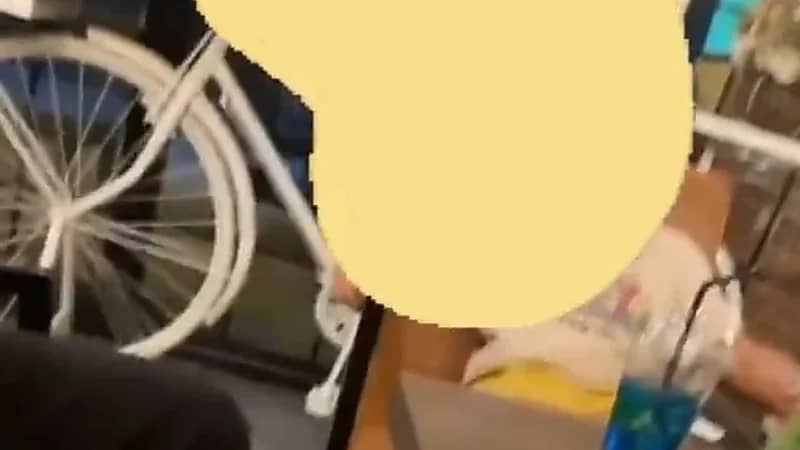 بالفيديو.. رجل يتدخل لمنع "عامل" من أخذ رقم وسناب طفل