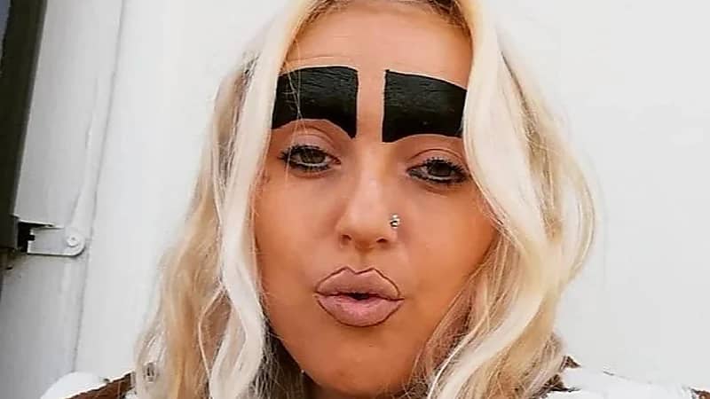 امرأة تتعرض للتنمر بسبب شكل حاجبيها