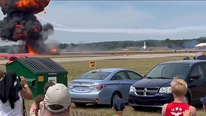 بالفيديو.. لحظة انفجار سيارة خلال سباق مع طائرتين