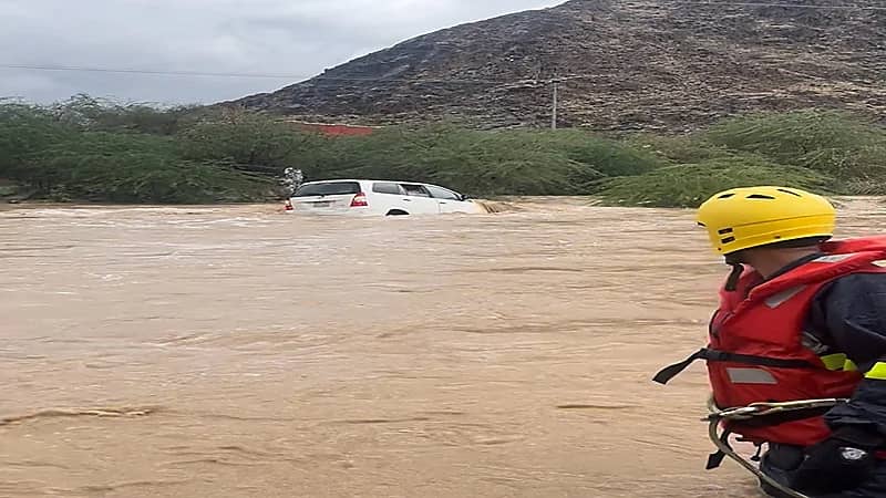 إنقاذ شخصين احتجزا داخل مركبة في سيل وادي كساب