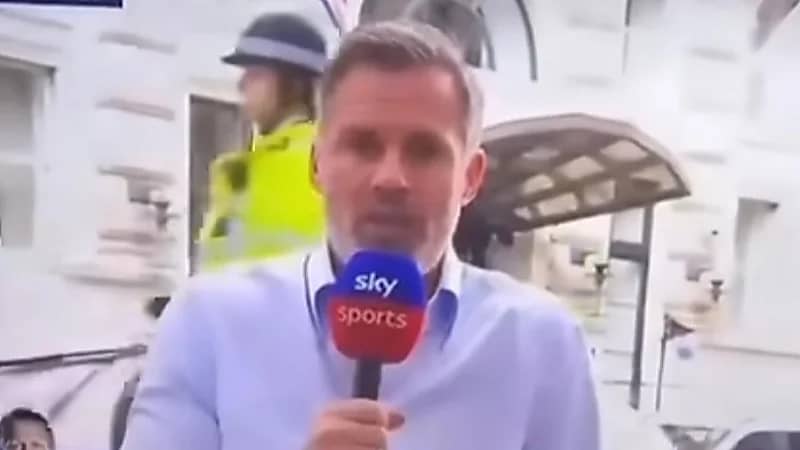 شاهد.. نجم ليفربول السابق يتعرض لموقف محرج على الهواء مباشرة