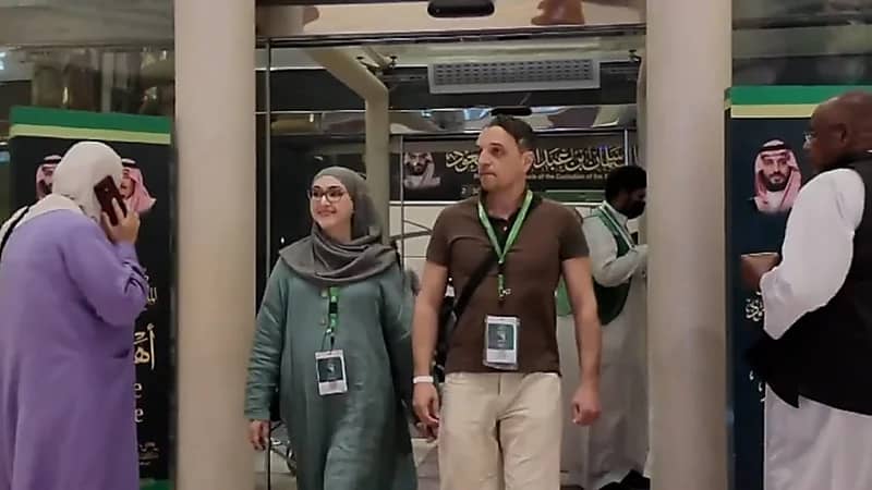 بوسنية تُفاجأ بقبولها في برنامج ضيوف خادم الحرمين قبل إقلاع الرحلة .. فيديو