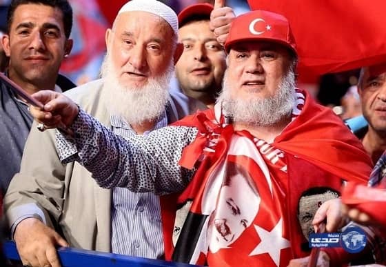  شاهد بالصور.. رجل أعمال سعودي يسافر إلى تركيا مع عائلته للمشاركة في المظاهرات الرافضة للانقلاب