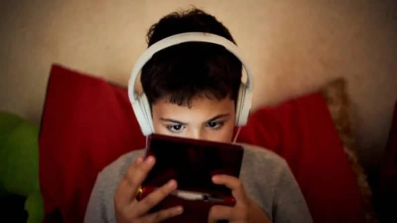 "الخضيري" يوضح تأثير الأجهزة الإلكترونية على الأطفال