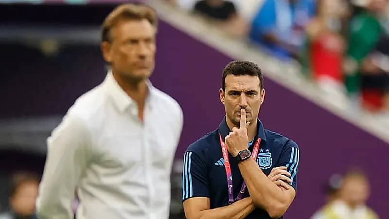 مدرب الأرجنتين يعاقب لاعبيه بعد هزيمتهم الساحقة أمام الأخضر