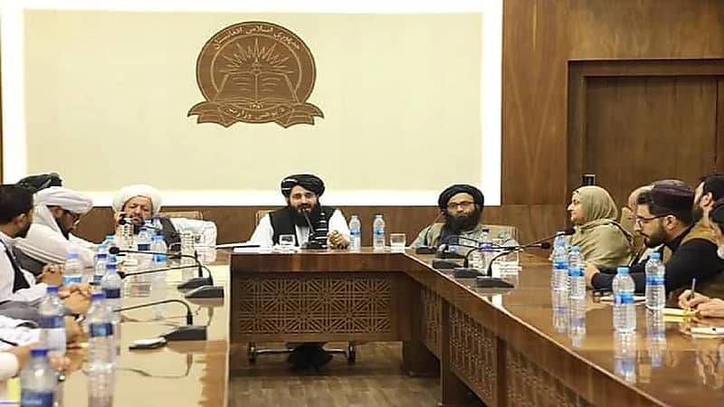 سيدة تلفت الأنظار في اجتماع لقادة "طالبان"