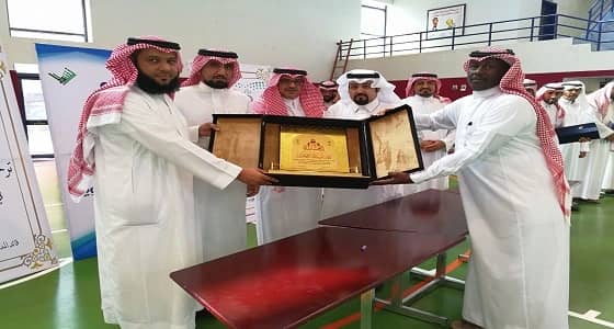 هاجري بيشة يسلم كأس طائرة الثنية لثانوية حسان بن ثابت