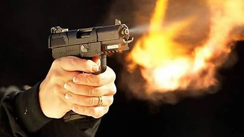 امرأة تنتقم من زوجها وتطلق النار عليه في أماكن حساسة لسبب غريب