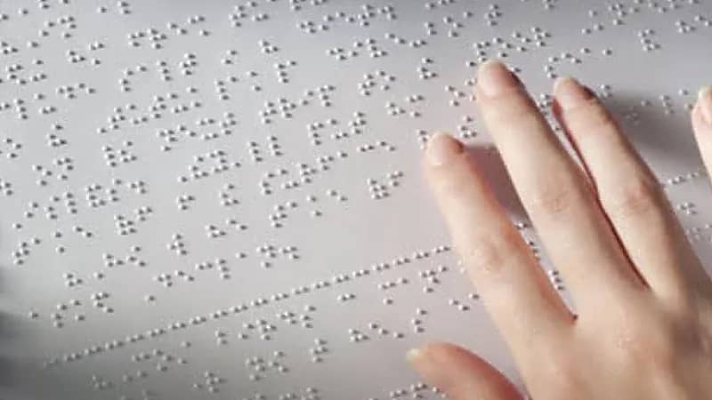 وضع اسم ومعلومات الأدوية بطريقة برايل على العبوة لتسهيل القراءة على المكفوفين