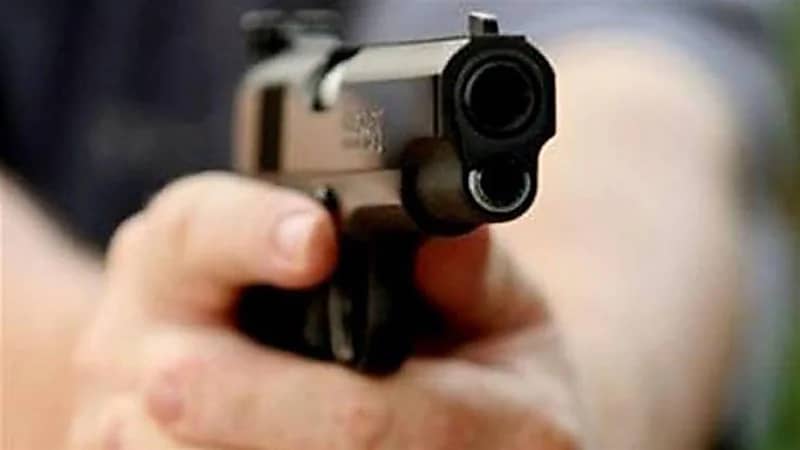 فتاة تطلق النار على والدها بعد التخطيط مع صديقتها