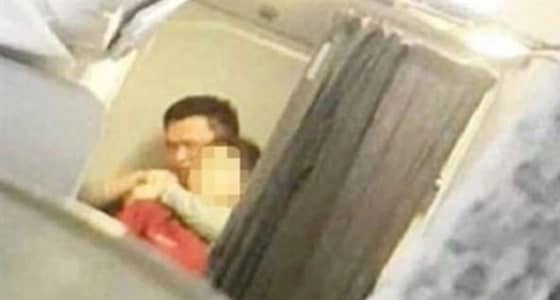 رجل يحتجز مضيفة طيران كرهينة بقلم