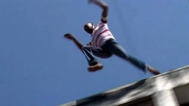 رجل يلقي بنفسه من الطابق الرابع بسبب خلافات أسرية