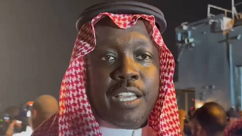 مواطن يعبر عن فرحته بعد عودته لأرض الوطن ضمن عملية الاجلاء (فيديو)