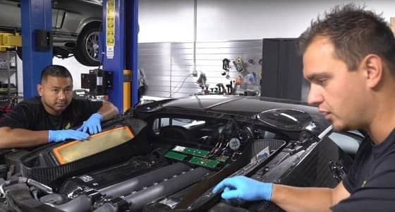 بالفيديو.. تغيير زيت بوجاتي فيرون بتكلفة لا تصدق