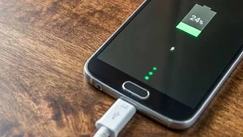 "خبير" يؤكد أن شحن الهواتف بشكل خاطئ يؤثر على عمر البطارية 