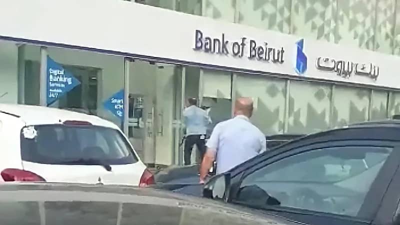 بالفيديو.. مسلح يطلق النار على واجهة مدخل بنك بيروت ويلوذ بالفرار