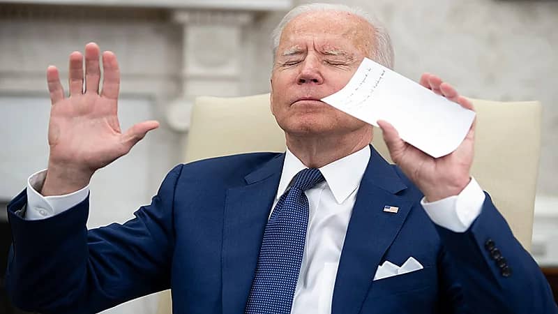 الكاميرات ترصد المكتوب في ورقة بيد بايدن خلال لقاءه مع الكاظمي