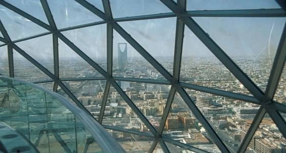 " ميكانيكي آسيوي " يعمل فني أسنان بمستشفى حكومي