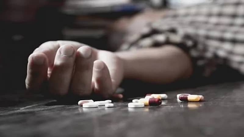 رجل يحاول الانتحار بعد تأخر ابنه بالزواج