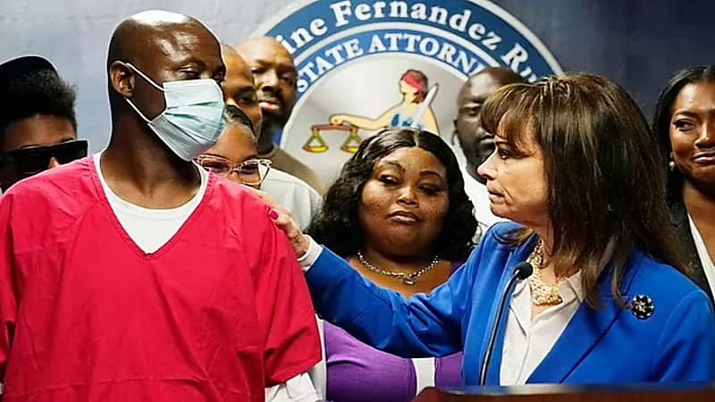 متهم يحصل على براءته بعد 30 عامًا من السجن بجريمة قتل