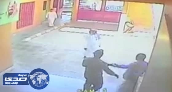 بالفيديو.. تعليم جدة تحقق في اقتحام شخص مدرسة متوسطة والاعتداء على طالب