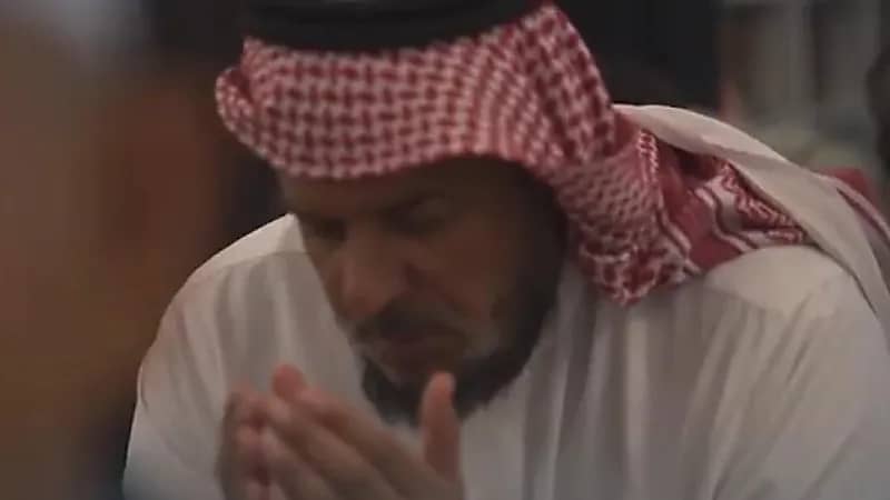 المصلين يرفعون أكفهم بالدعاء والرجاء تاركين مباهج الدنيا (فيديو)