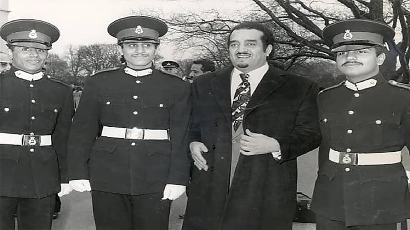 صور نادرة للملك فهد في حفل تخرج ابنه الأمير سلطان والأمير خالد بن بندر