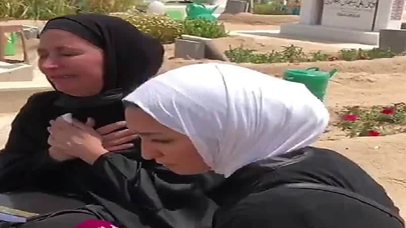 بالفيديو.. انهيار وبكاء والدة ضحية "مدينة صباح السالم" أمام قبر ابنتها