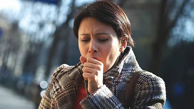 "خبيرة" توضح سبب المعاناة من السعال المستمر في فصل الشتاء