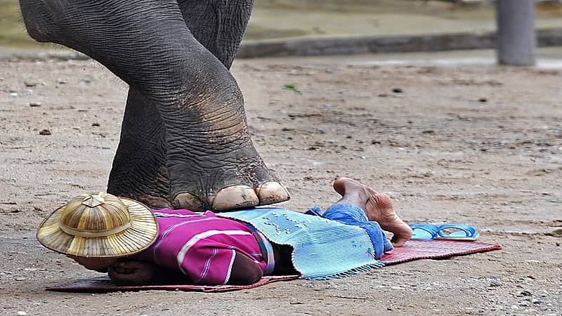 رجل يعرض حياة ابنته للخطر بسبب صورة