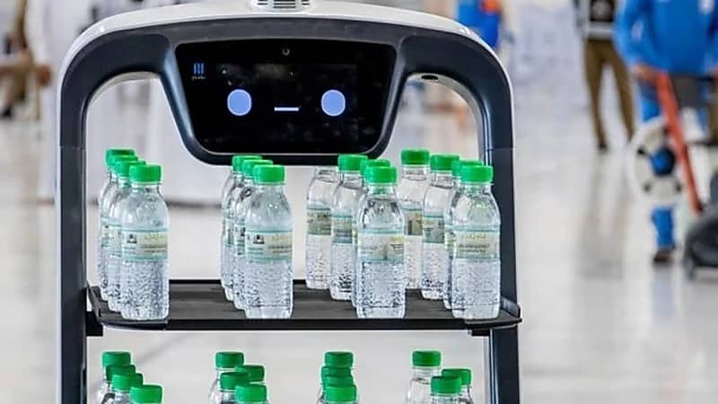 "الحج والعمرة" توجه نصائح هامة للمعتمرين عند شحن ماء زمزم في الطائرات