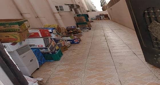 بالصور.. ضبط مواد غذائية ومنظفات منتهية الصلاحية يتم توريدها لمستشفى بالمدينة