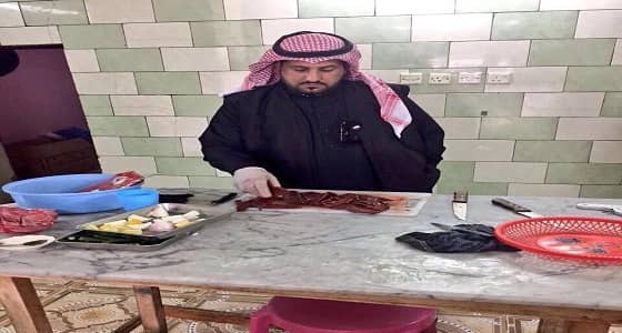 بالصورة.. " بلدية العويقيلة " تضبط لحوم فاسدة بأحد المطاعم