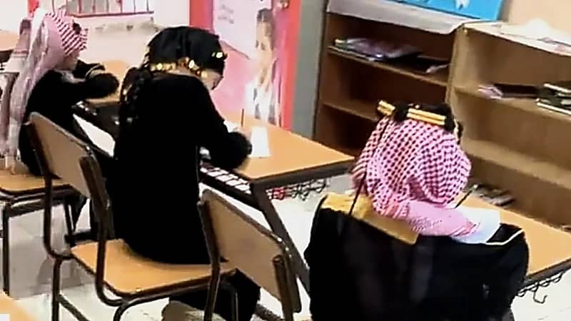 طلاب يختبرون بالزي التراثي .. فيديو