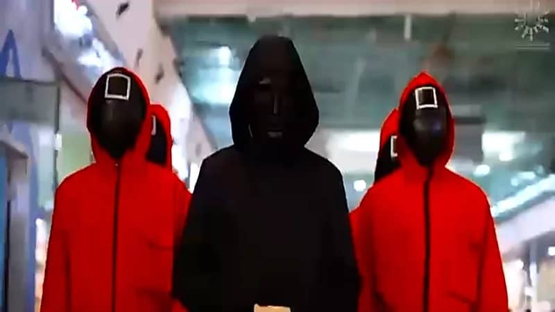 بالفيديو.. شخصيات "لعبة الحبار" تتجول في شوارع الرياض