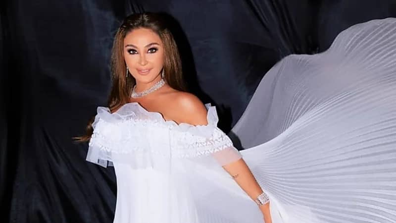 تصرف عفوي من إليسا بعد تعرضها لموقف محرج على المسرح.. فيديو