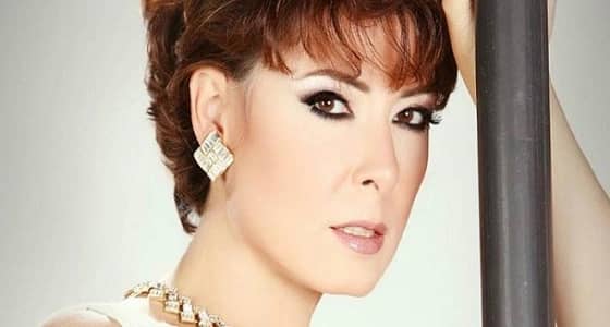 بالصور.. أنوشكا في إطلالة عشرينية