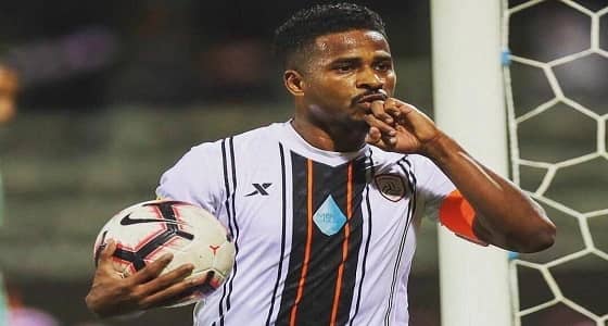 الاتحاد يخطف ناصر الشمراني من الوحدة