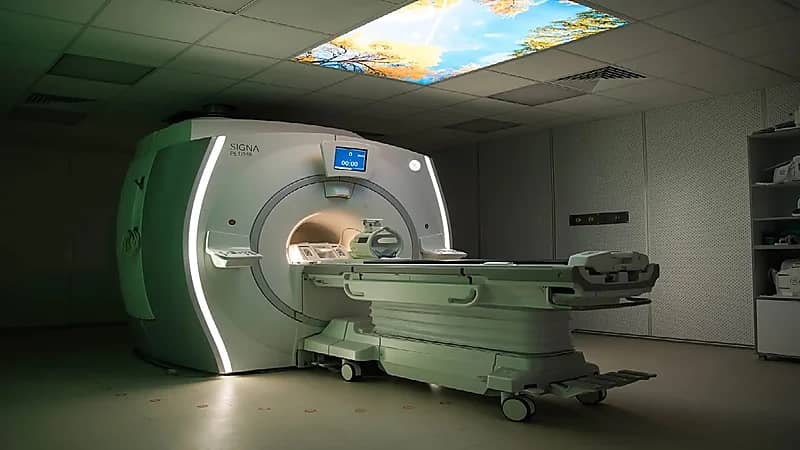 سلسلة معدنية تودي بحياة رجل داخل جهاز رنين مغناطيسي