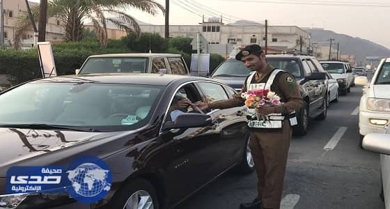 بالصور.. " مرور المخواة " يوزعون الورود على المواطنين احتفالا باليوم الوطني