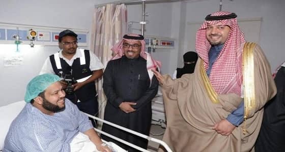 أمير الحدود الشمالية يلتقط " سيلفي " مع مريض بمستشفى