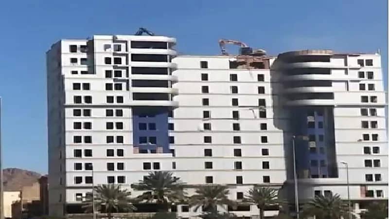 شاهد..سخرية مواطن من إزالة أبراج على شارع عام بالمدينة 