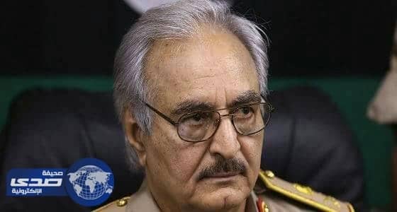 حفتر يناشد رجال الاعمال إيداع أموالهم بالمصارف لتخفيف أزمة السيولة