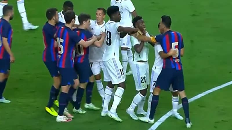 بالفيديو.. لحظة اشتباك لاعبي ريال مدريد مع برشلونة