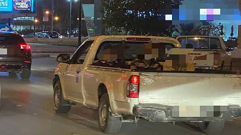 قائد مركبة يحمل أشخاصا في صندوق السيارة.. و«المرور» يتفاعل