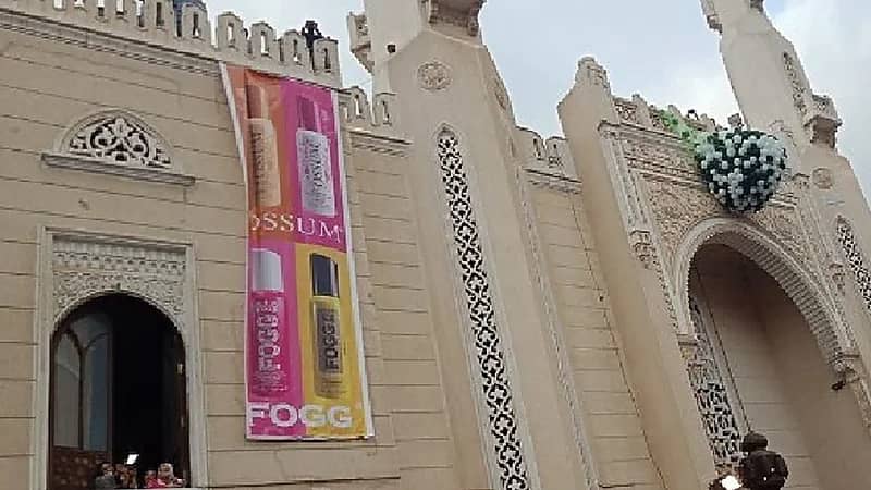 إعلان مزيل عرق على جدار مسجد يثير الجدل.. صورة